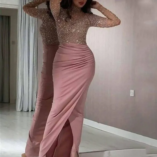 Vestido de gala con bolso dorado a la cadera