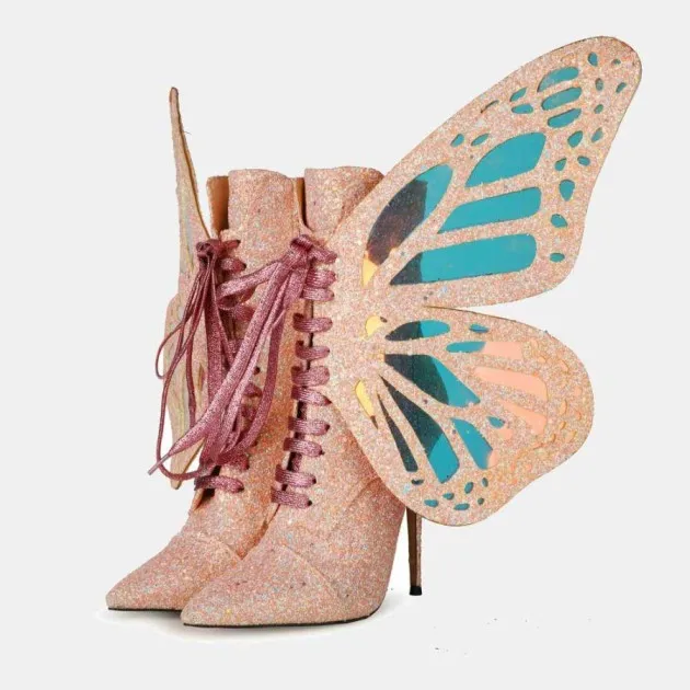 Botas cortas con lentejuelas y alas de mariposa con lentejuelas cruzadas