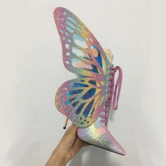 Botas cortas con lentejuelas y alas de mariposa con lentejuelas cruzadas