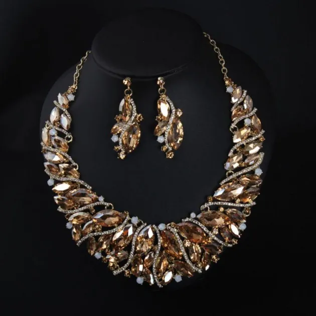 Conjunto de aretes de collar de cristal