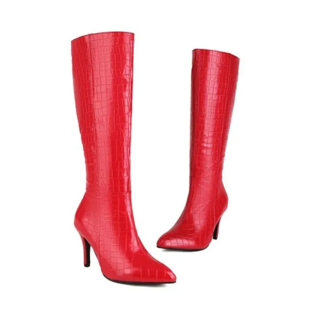 Botas muy altas de tacón fino en punta