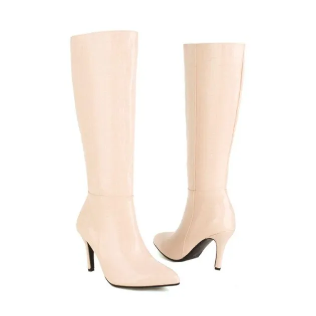 Botas muy altas de tacón fino en punta