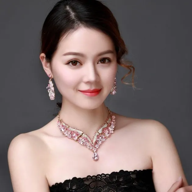 Juego de collar y aretes de clavícula corta con gemas de diamantes de imitación de lujo