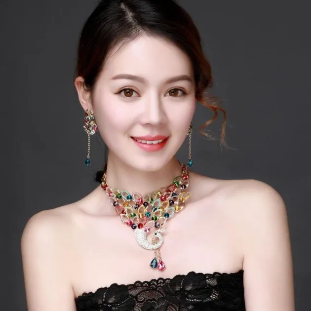 Juego de collar y aretes de clavícula corta con gemas de diamantes de imitación de lujo