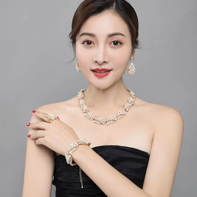 Juego de collar y aretes de clavícula corta con gemas de diamantes de imitación de lujo