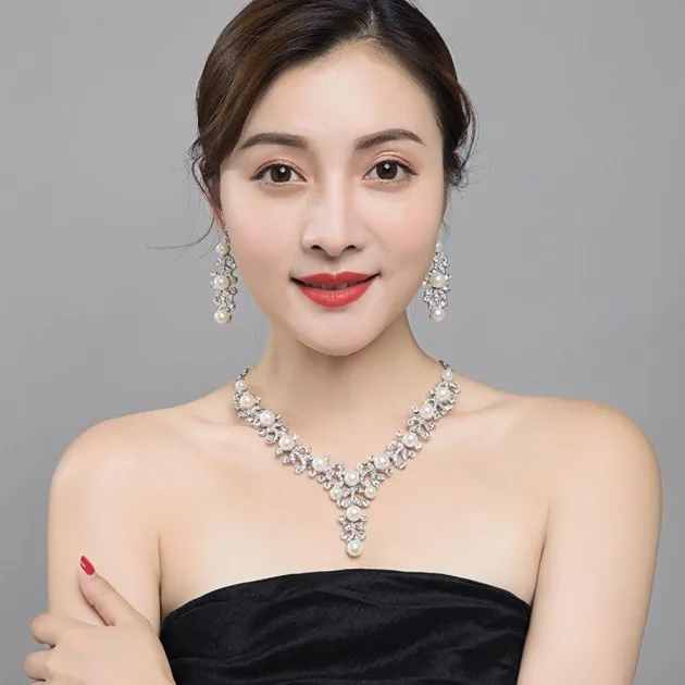 Juego de collar y aretes de clavícula corta con gemas de diamantes de imitación de lujo