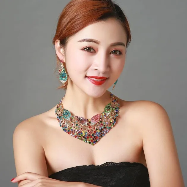 Juego de collar y aretes de clavícula corta con gemas de diamantes de imitación de lujo