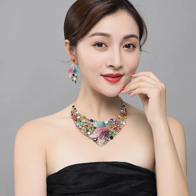 Juego de collar y aretes de clavícula corta con gemas de diamantes de imitación de lujo