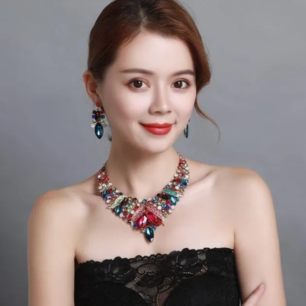 Juego de collar y aretes de clavícula corta con gemas de diamantes de imitación de lujo
