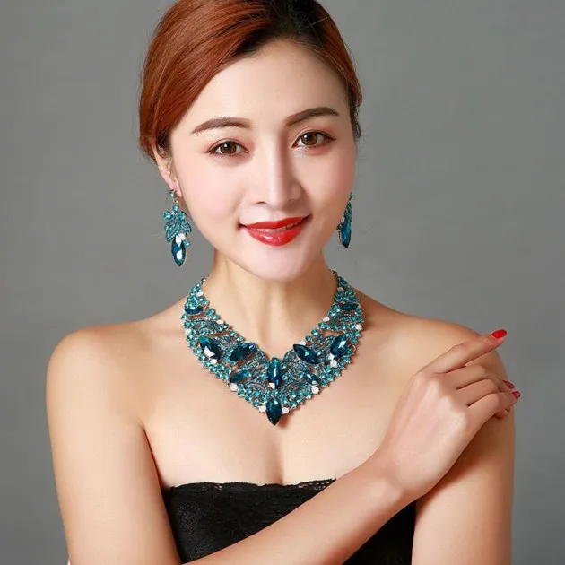 Juego de collar y aretes de clavícula corta con gemas de diamantes de imitación de lujo