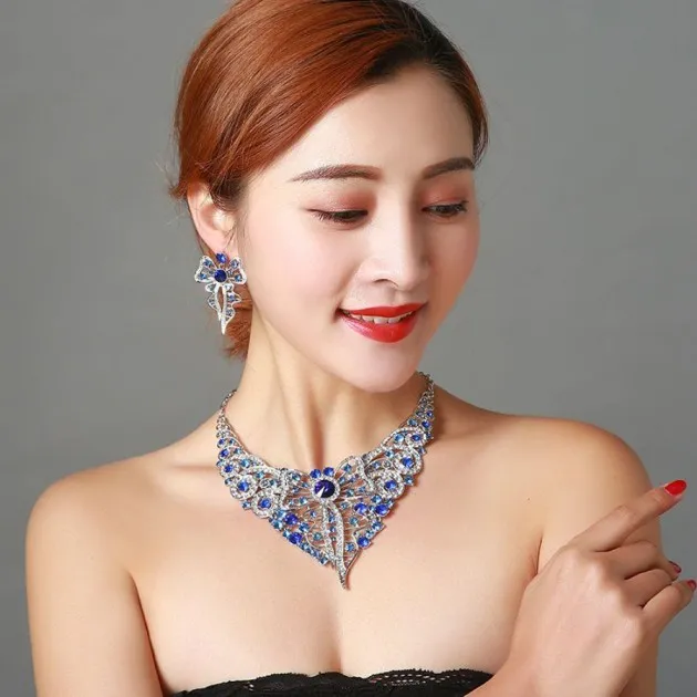 Juego de collar y aretes de clavícula corta con gemas de diamantes de imitación de lujo