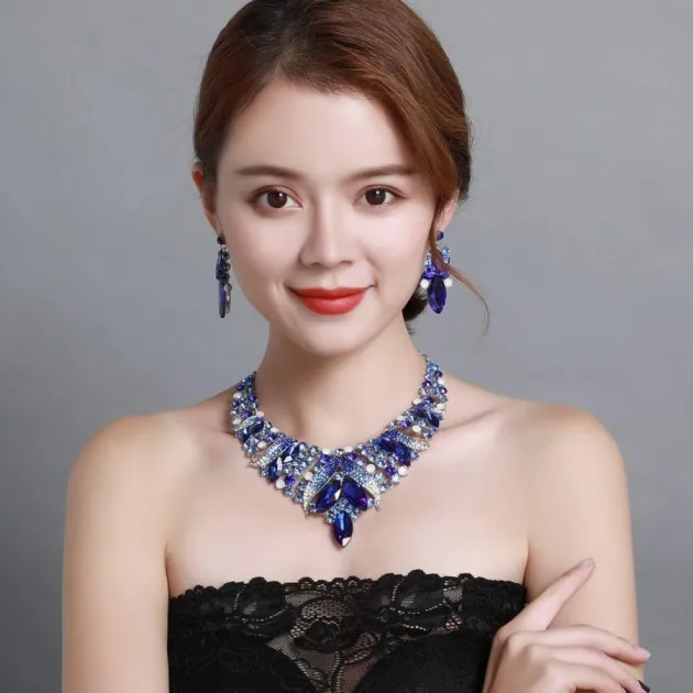 Juego de collar y aretes de clavícula corta con gemas de diamantes de imitación de lujo