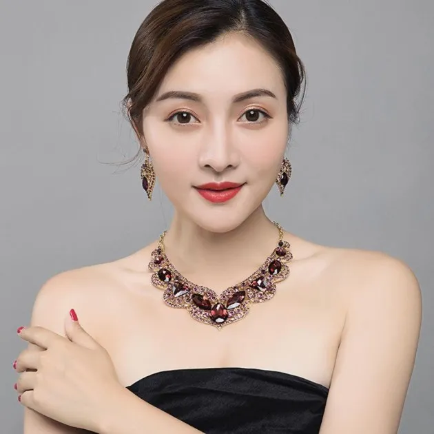 Juego de collar y aretes de clavícula corta con gemas de diamantes de imitación de lujo