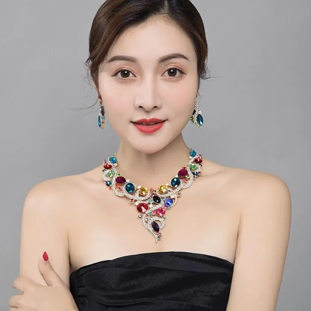 Juego de collar y aretes de clavícula corta con gemas de diamantes de imitación de lujo