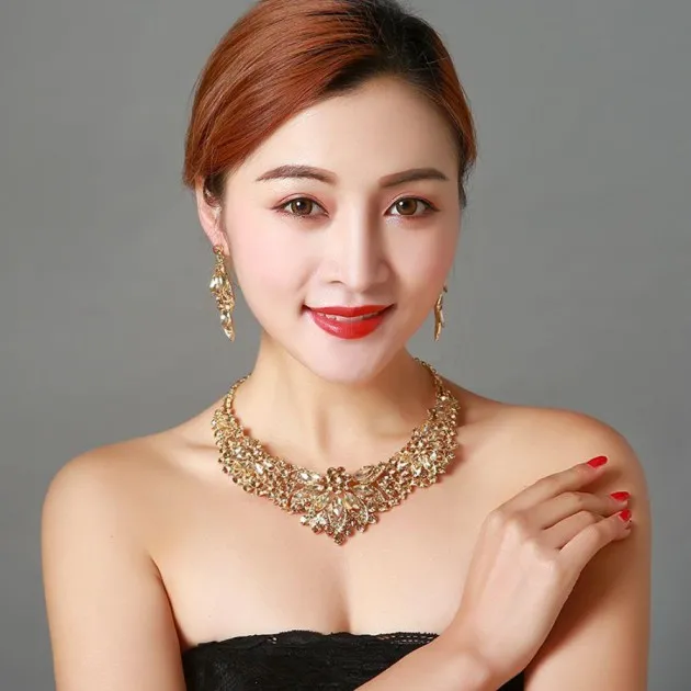 Juego de collar y aretes de clavícula corta con gemas de diamantes de imitación de lujo