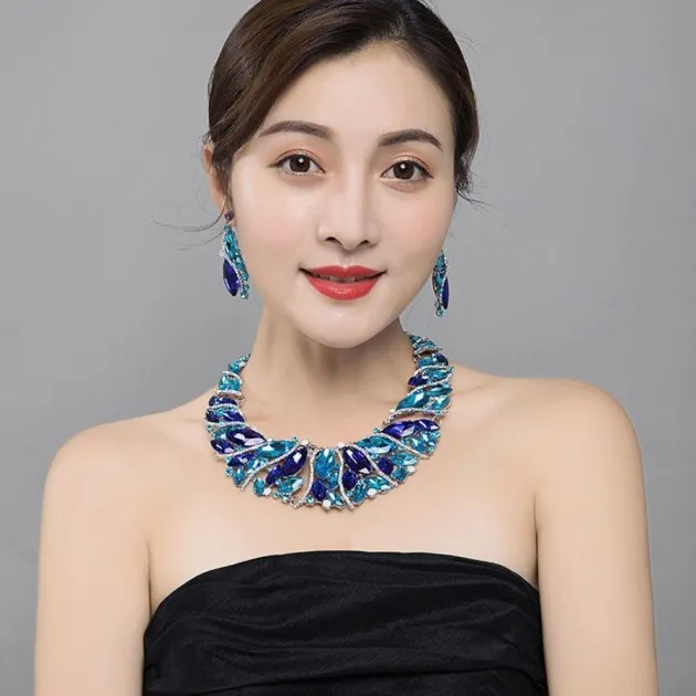 Juego de collar y aretes de clavícula corta con gemas de diamantes de imitación de lujo