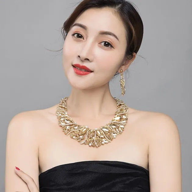 Juego de collar y aretes de clavícula corta con gemas de diamantes de imitación de lujo