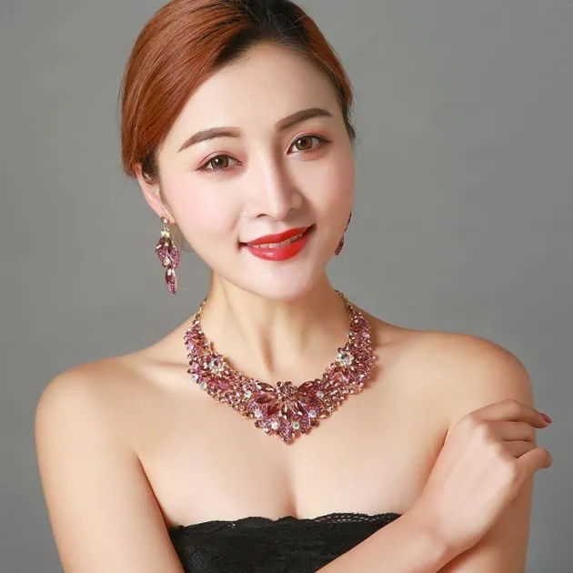 Juego de collar y aretes de clavícula corta con gemas de diamantes de imitación de lujo