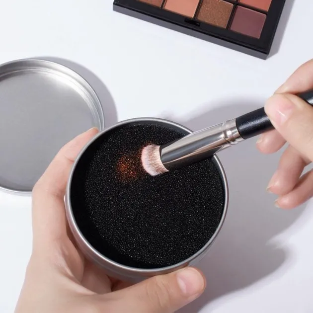 Make-up Brush Convenient Sponge Scrubbing Iron Box To Clean Up Powder