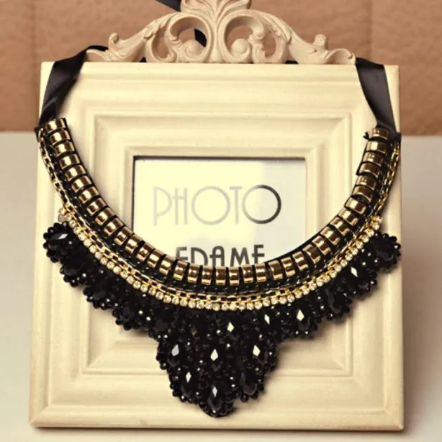 Collar de cuello redondo con colgante de ropa que combina con todo