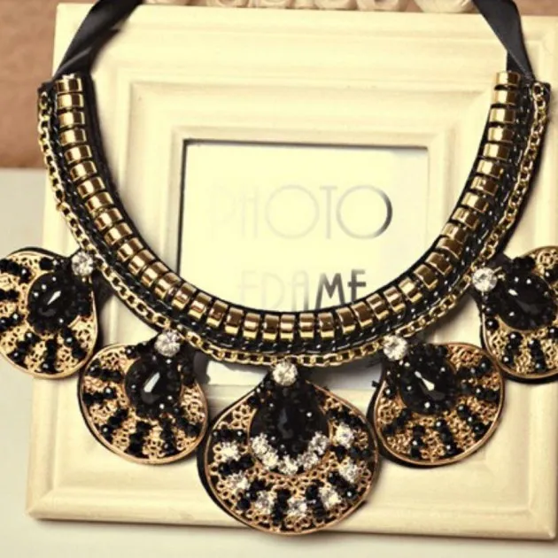 Collar de cuello redondo con colgante de ropa que combina con todo