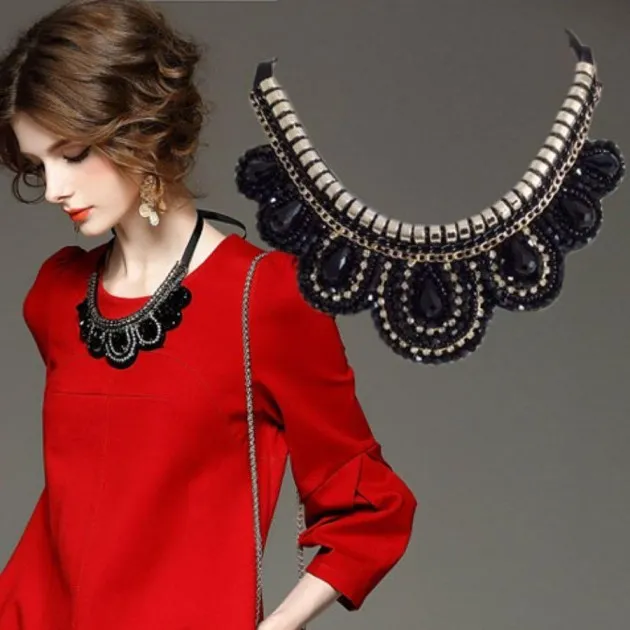 Collar de cuello redondo con colgante de ropa que combina con todo