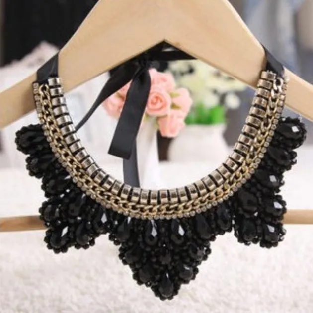 Collar de cuello redondo con colgante de ropa que combina con todo