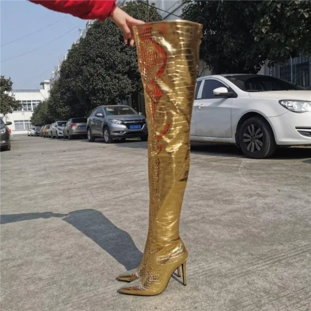 Tacones altos dorados sobre la rodilla con cremallera trasera