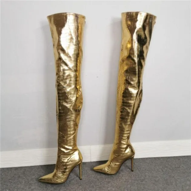 Tacones altos dorados sobre la rodilla con cremallera trasera