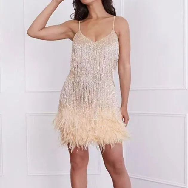 Vestido de costura de plumas con lentejuelas y borlas