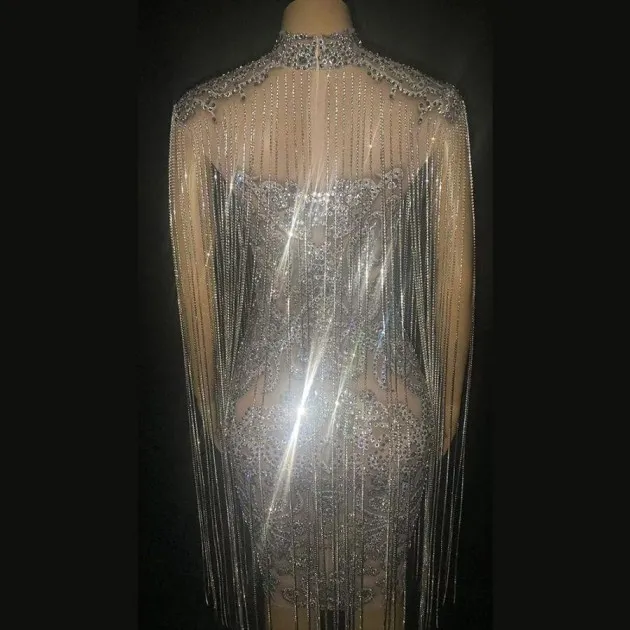 Vestido de fiesta corto de pedrería con flecos de pedrería