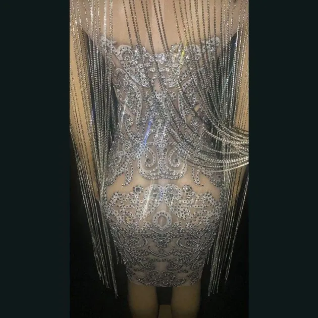 Vestido de fiesta corto de pedrería con flecos de pedrería