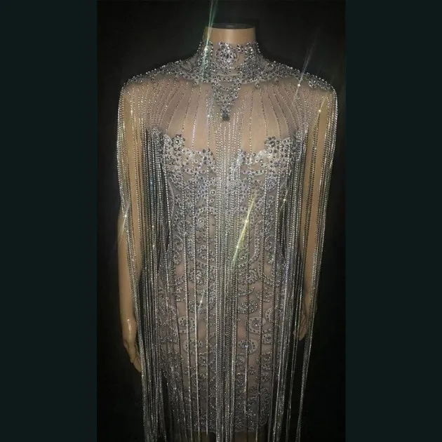 Vestido de fiesta corto de pedrería con flecos de pedrería