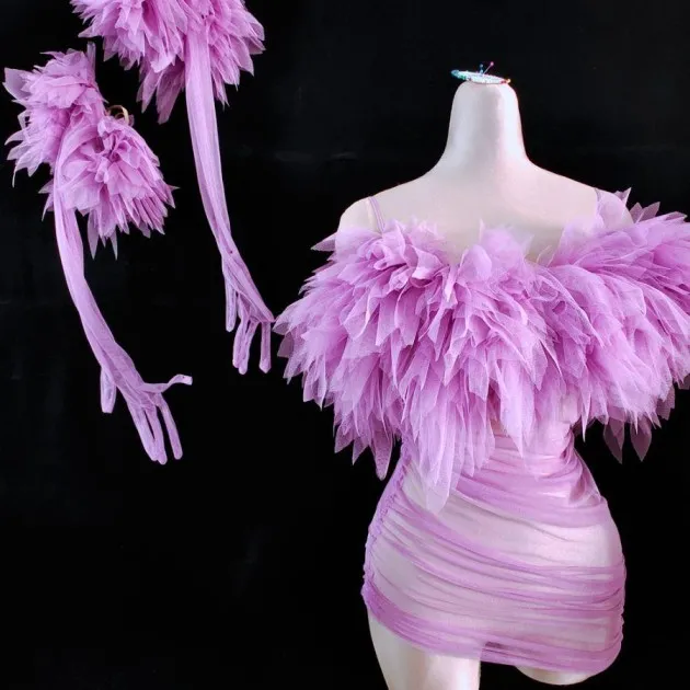 Vestido a la cadera con cola de eslinga y flores grandes de malla