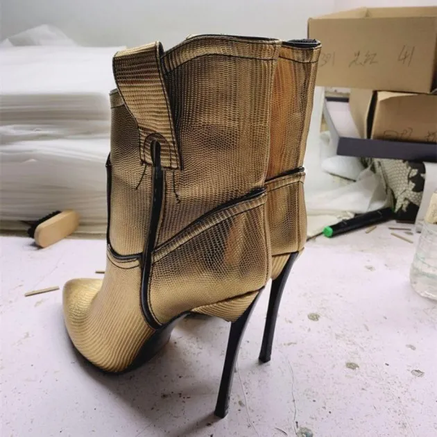 Botas de tacón alto con costuras en la manga y punta en punta