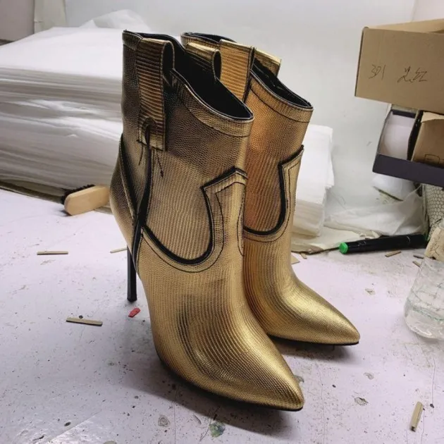 Botas de tacón alto con costuras en la manga y punta en punta