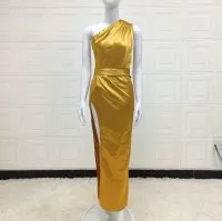 Vestido Dividido Con Hombros Inclinados Irregulares Mackenzie